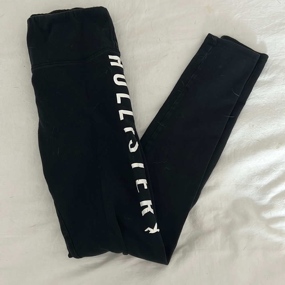 Black Hollister leggings. Says “HOLLISTER” down the left leg. Size XS or 2.